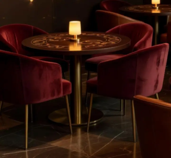 Espace lounge de Roi Jack avec tables d'exception inspir\u00e9es de l'univers des casinos